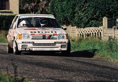 Cévennes 1991 - Retour en course avec les clignotants oranges et la calandre avec bandes PTS à gauche comme au Tour de Corse.