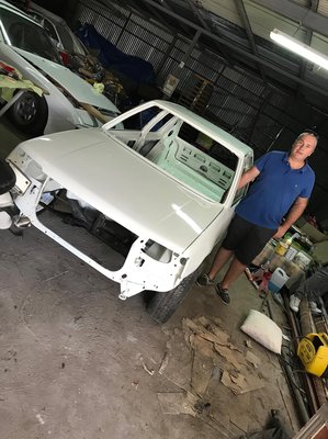 papa qui pose avec la voiture comme sur la photo du jour de l'achat