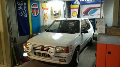 Et la voici dans son garage, habillé de drapeau et poster &quot;Peugeot Talbot)