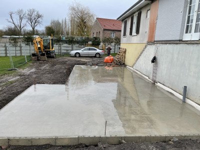 La nouvelle dalle coulée donc le nouveau garage supplémentaire