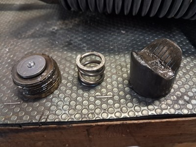 Bouchon,poussoir et ressort