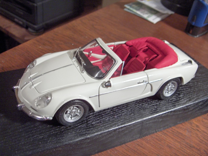 Et toujours dans la rareté,ce modèle cabriolet d'uniquement 100 exemplaires projet de Maïsto au 1:18ème de la A 110