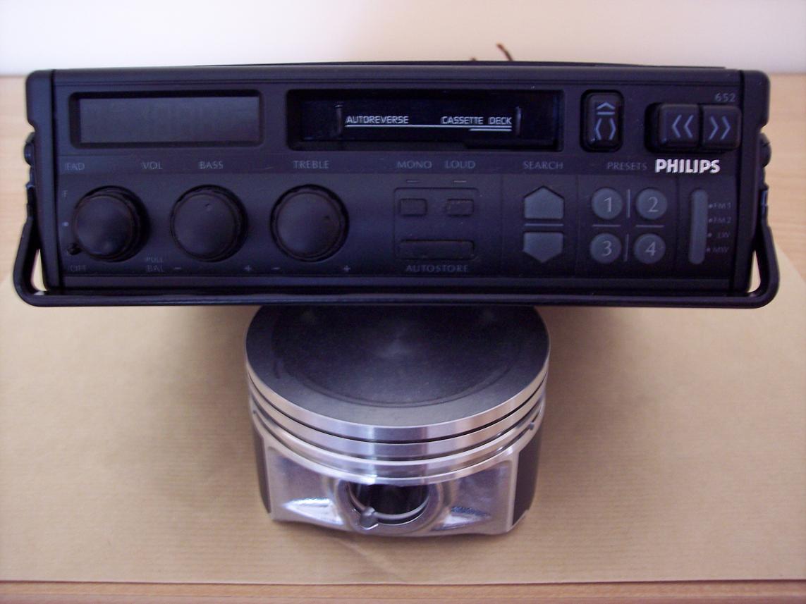 Ce modèle a été acheté par mon épouse en 1991 lors de l'achat de la 205 SR.1990 frs auto_reverse/12 mémoires fm et tiroir anti-vol affichage orange/4X7W