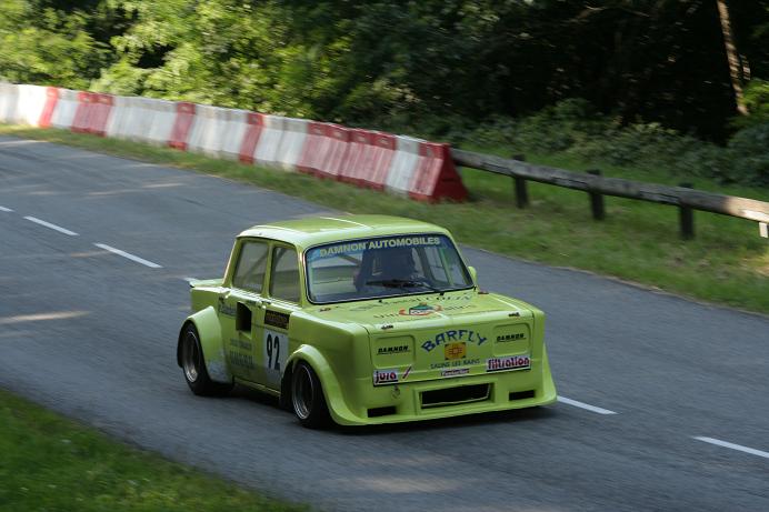 Vainqueur du Gr.F: moteur 2 litres en position centrale