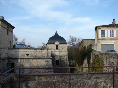 Vu d'une des tours et du fossé.