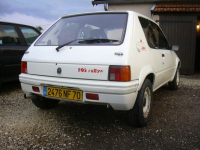 205 rallye un peu haut...dommage!!!