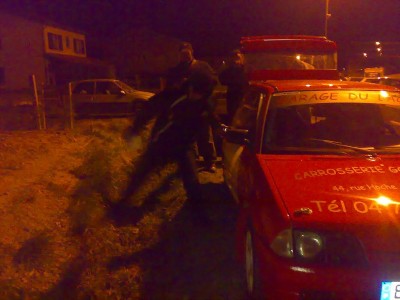 On fait comment pour coller les numéros quand la voiture est à raz du fossé?