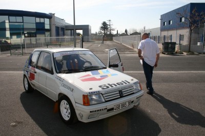 Devant les locaux d'Enjolras Jean Marc Ivens va reprendre le volant de &quot;sa&quot; voiture