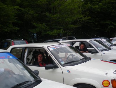 mme bougot avec leur belle autos typée racing... j'aaadooore....