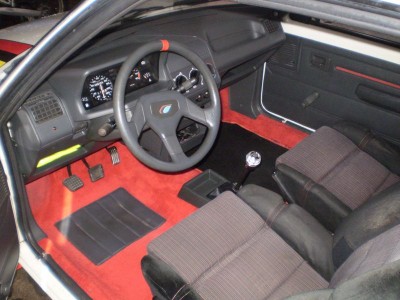 interieur de gti pour le moment car bientot baquets rrs et arnais puis a venir arceau si j'en trouve un