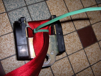 On la bloque avec un collier