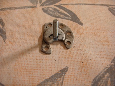 Agrandir au diamètre de la vis l'entrée du fer à cheval