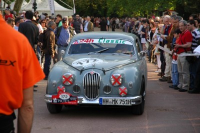 Belle Jaguar XK. Le bruit du 6 en ligne est toujours aussi agréable.