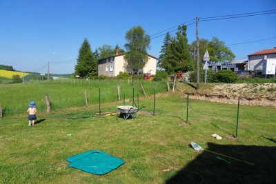 Pose du grillage le 24 mai 2010 002.jpg