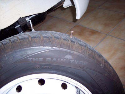 Voilà pourquoi depuis le mois de Juin je perdais de l'air sur la roue arrière gauche, une vis de diamètre 11 mm enfoncée de 5 cm......je pense pas que ça se répare...un pneu avec 6500 kms !!!!