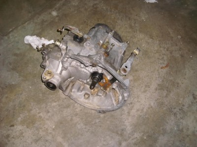 et voici celle qui va me rejoindre une nouvelle boite de vitesses qui ne totalise que 89000 kms, à ce moment précis, je ne sais pas ce qu'elle donne, et j'espère bien qu'elle fonctionne car je n'ai pas encore envie d'être déshabillée devant tout le monde...
