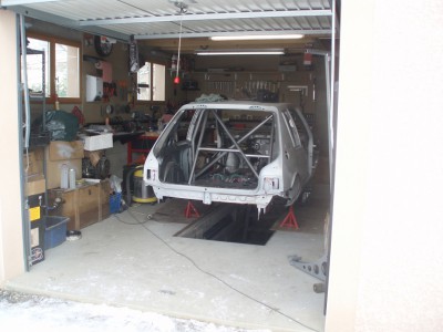Je commence par ouvrir le garage