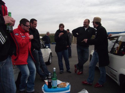 Steph42 avec la bière, Robbi, Max (pote), Gem's et Alex qui discutent derriere Sophie, Jean et Tiguiom jumeaux de chaussures.