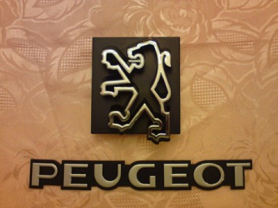 un joli LION (eh!!!! LION comme moi!!!!!) et un monogramme PEUGEOT, et le tout en NEUF!!!