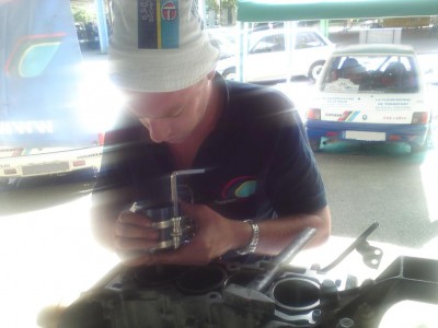 pose des pistons avec le collier à segments dans les chemises