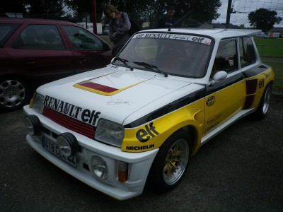 je me suis couche dessous le moteur etait bien a l'arriere avec dedicasse de Mr ragnotti sur le capot