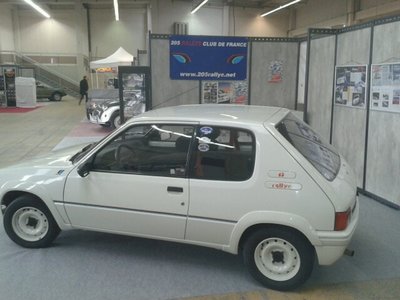 Les gens arrivent par ce coté dans le Hall F