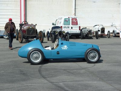 La patrouille de France.. Ou bien, des autos volantes... ou pas... Bref, plus de 100ans pour certaines... Des félés... Fallait voir les opérations nécessaires rien que pour démarrer !