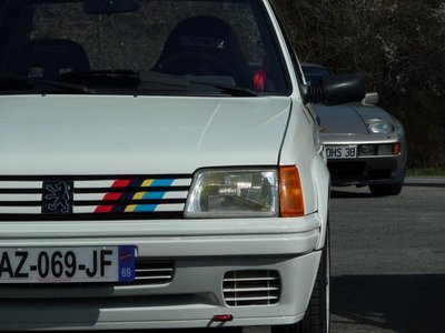 La rallye et une auto du club organisateur