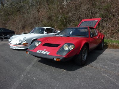 Michel TETU (papa de la R5 Turbo) était là avec une magnifique LIGIER JS2 (apparemment la sienne). Oui à côté la Porsche est annotée carrera RS 2.7 sur le capot arrière...
