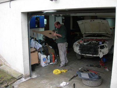 et Stéphane au nettoyage et remontage des garnitures intérieures, ceintures......