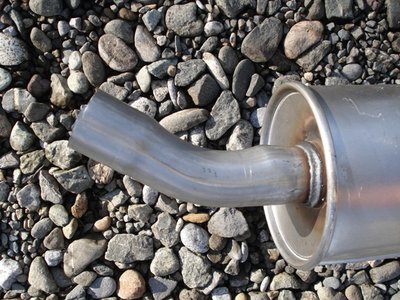 la sortie beaucoup plus coudée que sur le bosal et très mal ébavurée