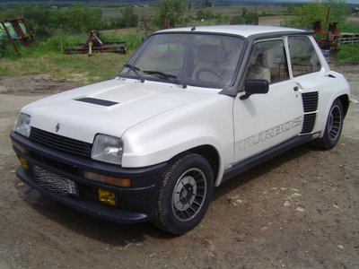 c'est une renault.......mais bon........j'adooooooore