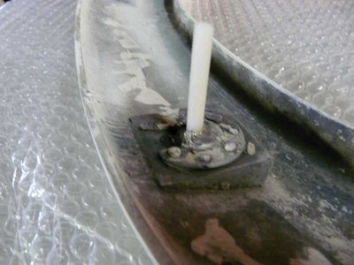 Vis noyée dans epoxy.jpg