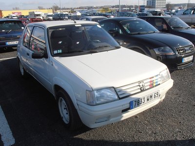 cherchon à connaitre le propriaitaire de cette 205 rallye inconnue