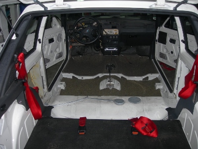 repose des insonorisants et du tapis de coffre