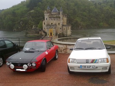 En fond, le Château de la Roche (42) encerclé par les eaux du barrage de Villerest.
