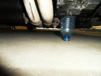LA BOUTEILLE SERT DE TEMOIN ET EST PLACEE AU MEME PLAN QUE LES COLLIERS