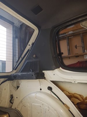 Dépose donc des plastiques a l'arrière + des custodes ainsi que les supports de banquette arrière