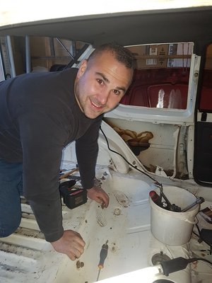 Ah! Voilà bob entrain de faire sauter les rivets des supports de banquette!