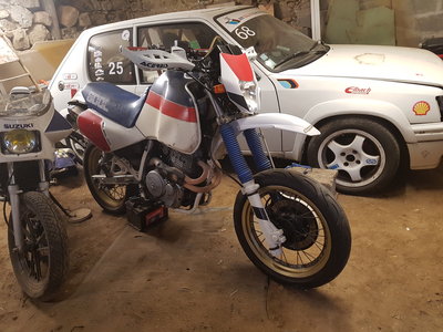 Si si, derrière la moto c'est bien une rallye qui prend la poussière ^^. Approchez vous, n'ayez pas peur...