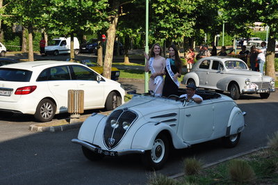 Notre ami Christian  au volant de cette belle 402 avec la charmante compagnie de nos miss