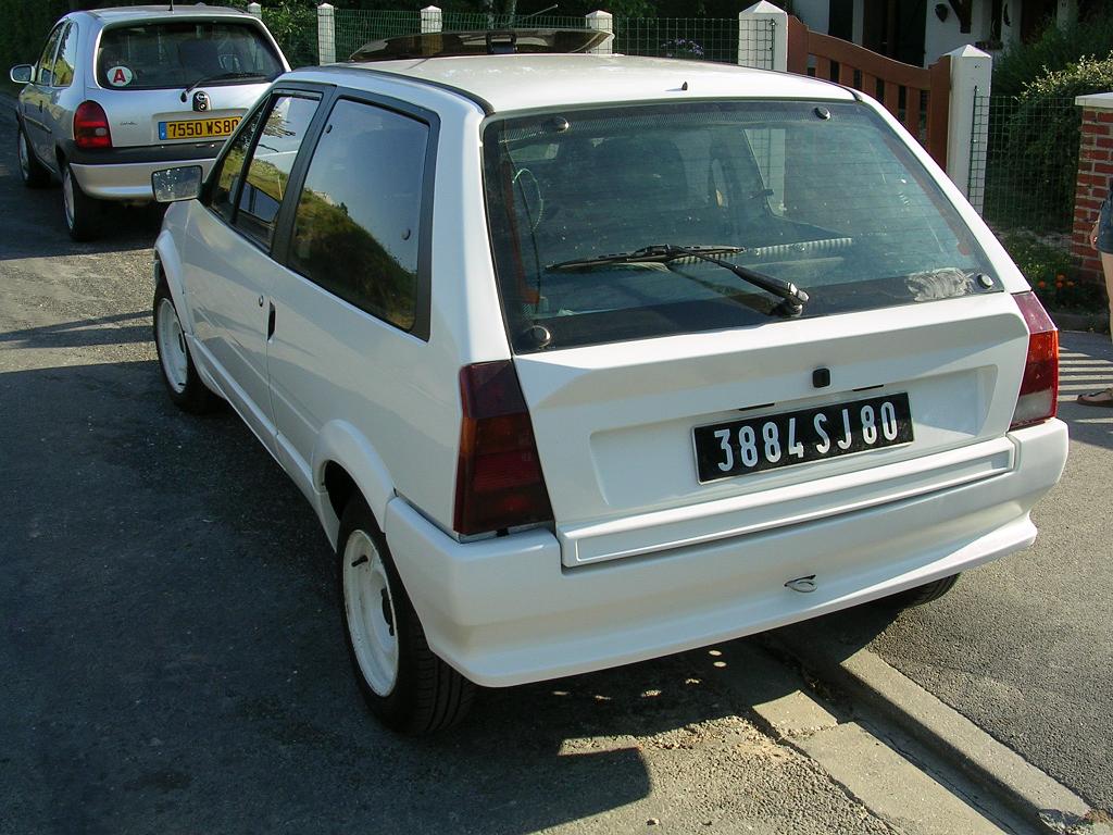 avec la corsa de madame en ariere plan