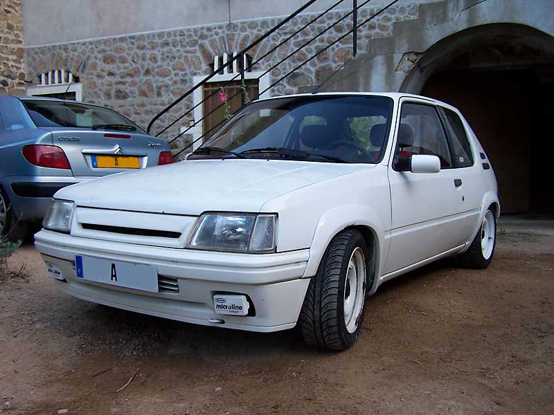 En arrière plan, la voiture de la future maman...