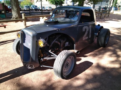 Hot rod pavillon de simca5 et face avant de tracteur sur châssis tubulaire