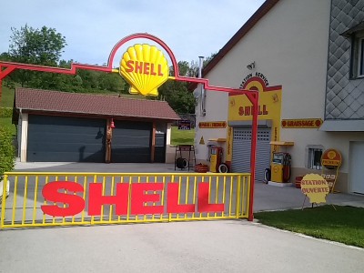Petite surprise  sur le parcours, reconstitution d un garage et station
