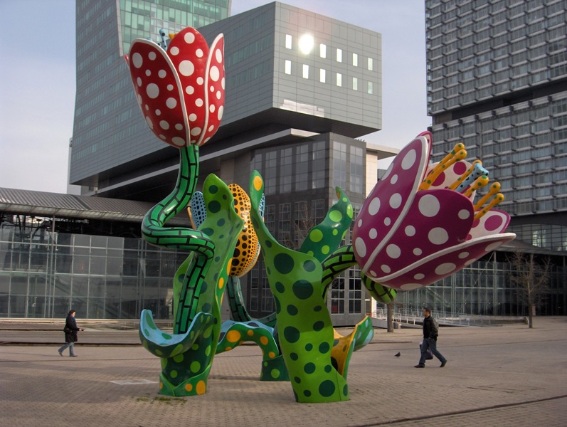 Un décor sur la place d'Euralille