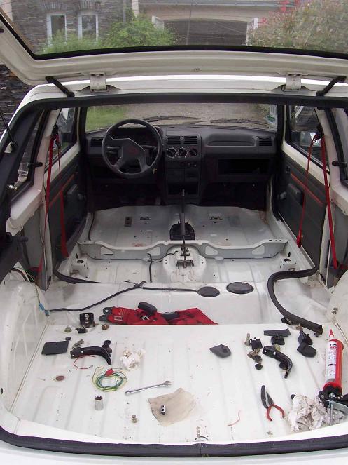 Y'a plus rien dedans, un arceau des baquets et hop c'est parti pour un rallye ;)