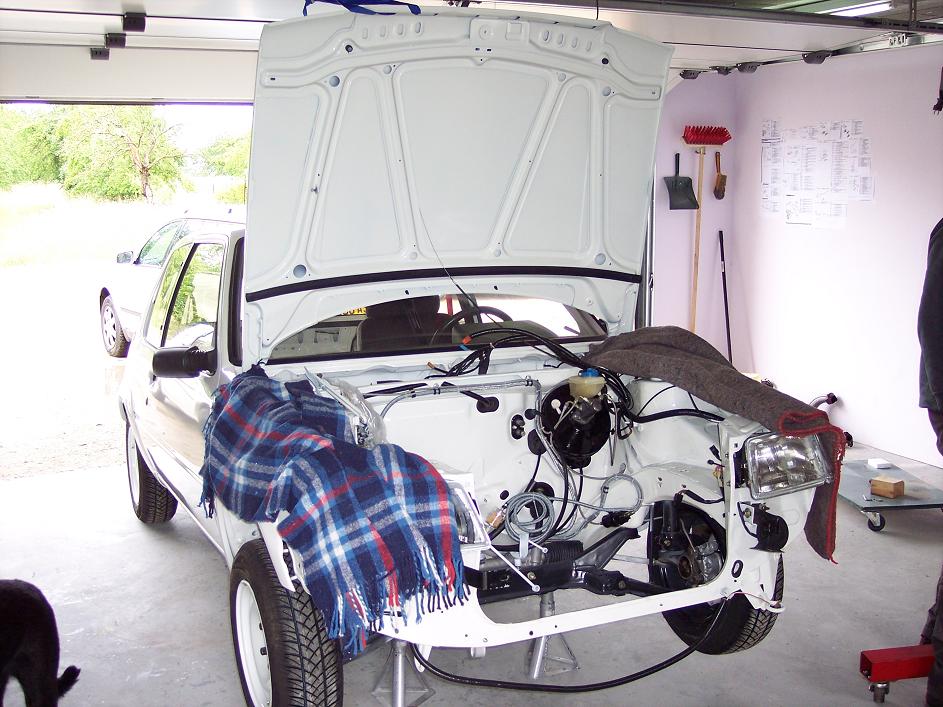 Astuce pour lever le capot, sanglez-le à la traverse de la porte de garage!