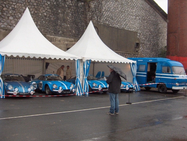 Les autos assorties au camion......