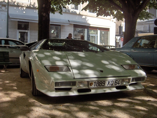 Le Must: Une Countach S de chez Lamborghini,on admire....